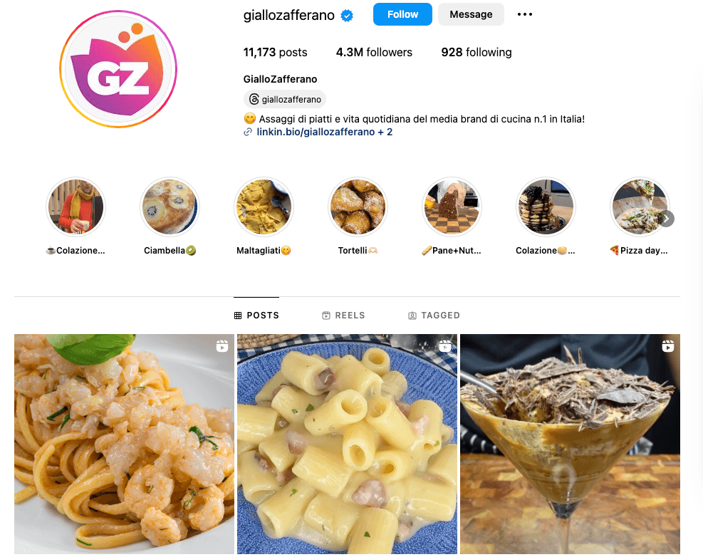 En influencers jobb är att marknadsföra produkter, tjänster och livsstilar till sin publik. Därför brukar de hålla koll på trenderna inom sin nisch för att hålla sig relevanta och hålla sin publik engagerad. Du kan titta på vad de använder, marknadsför och publicerar för att få inspiration. Du kan också titta på de hashtags de använder, konton de engagerar sig med och varumärken de samarbetar med för trendiga produktidéer.